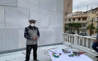 El artesano Francisco Alías Zapa comienza a tallar uno de los relieves del Monumento al Cantero de Macael